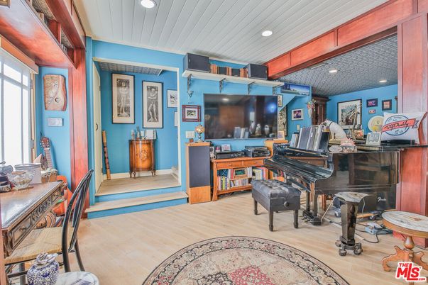 Interior, Piano, Recessed Lighting, Wood Texture Flooring