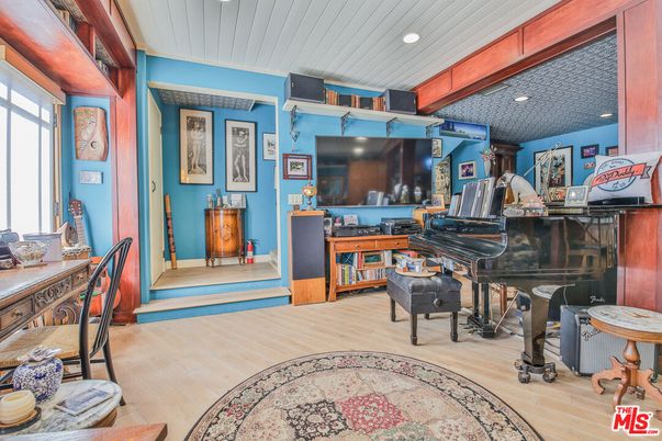 Interior, Piano, Recessed Lighting, Wood Texture Flooring