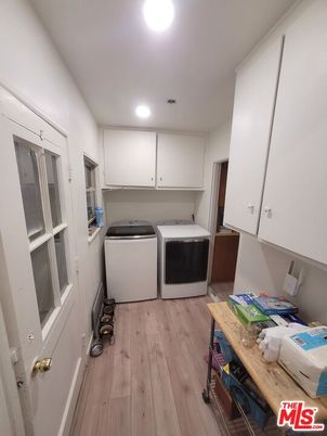 Interior, Recessed Lighting, Washer, Wood Texture Flooring