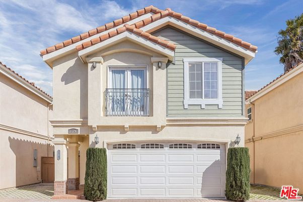Attached, Exterior, Facade, Mediterranean
