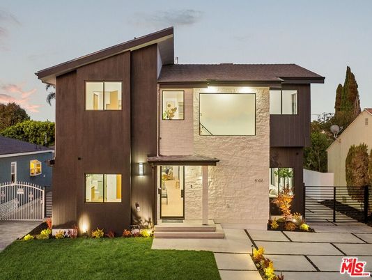 Exterior, Facade, Modern