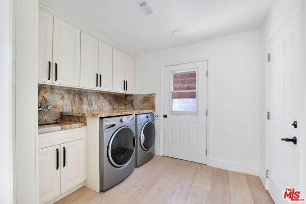 Interior, Recessed Lighting, Washer, Wood Texture Flooring