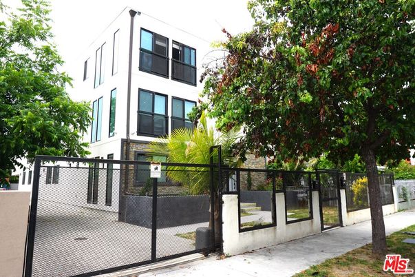 Exterior, Facade, Modern