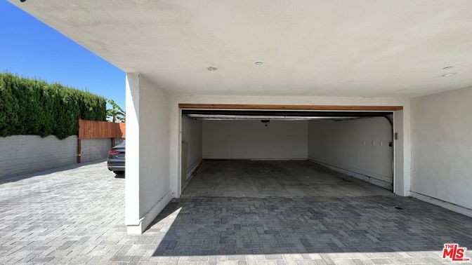 Exterior, Garage