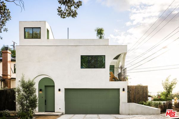 Attached, Exterior, Facade, Modern