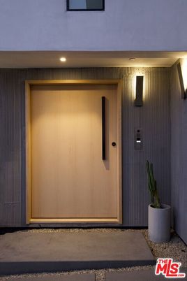 Elevator, Exterior