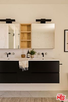Bathroom, Dual Sink Vanities, Interior
