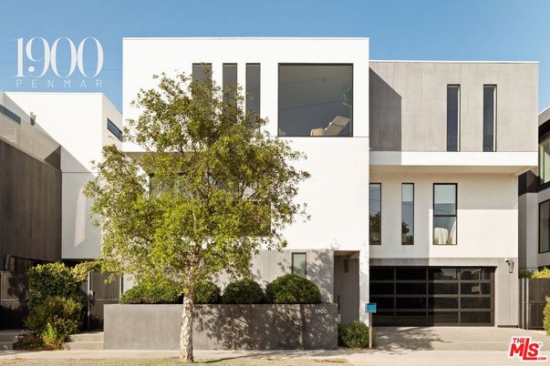 Attached, Exterior, Facade, Modern