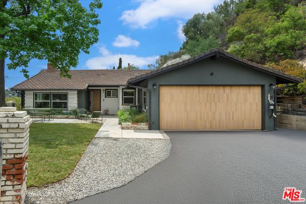 Attached, Exterior, Facade, Ranch