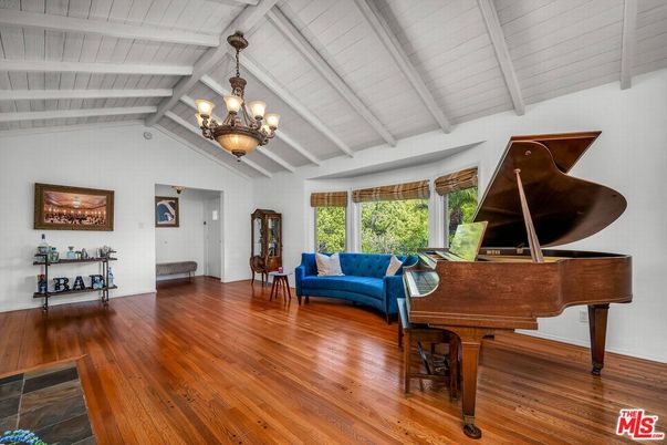 Chandelier, Interior, Piano, Wood Texture Flooring