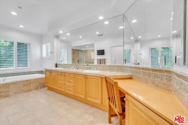 Bathroom, Dual Sink Vanities, Interior, Recessed Lighting