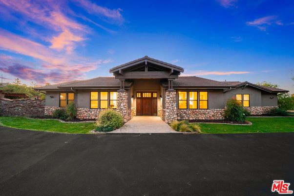 Exterior, Facade, Ranch