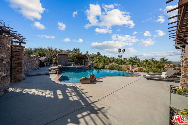 Exterior, Pool