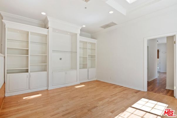 Empty room, Interior, Recessed Lighting, Walk-in Closets, Wood Texture Flooring