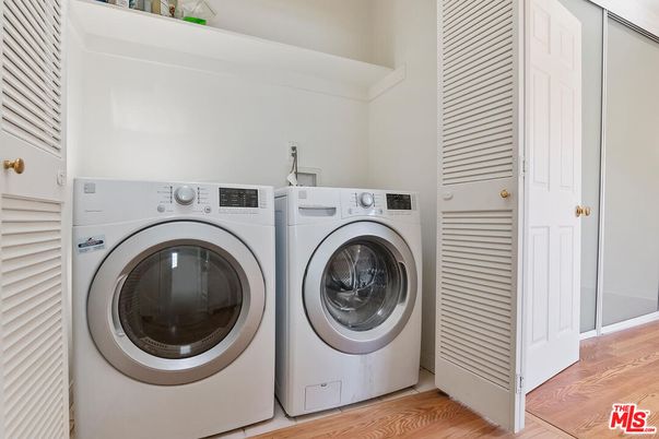 Interior, Utility Closets, Washer, Wood Texture Flooring