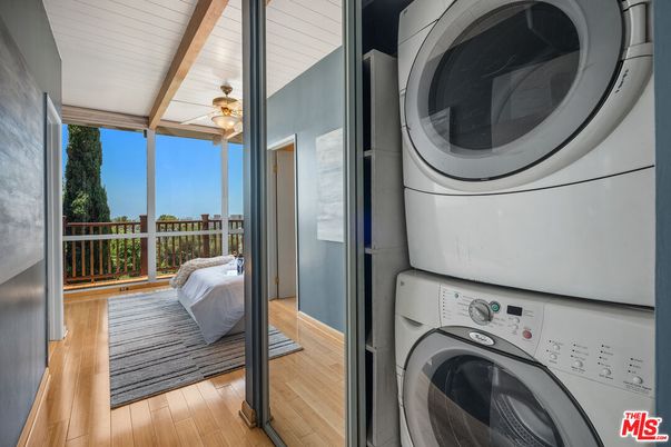 Interior, Utility Closets, Washer, Wood Texture Flooring