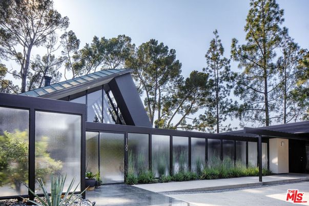 Exterior, Facade, Modern