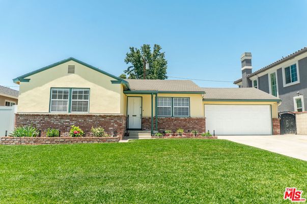 Attached, Backyard, Exterior, Facade, Brick Facade, Ranch