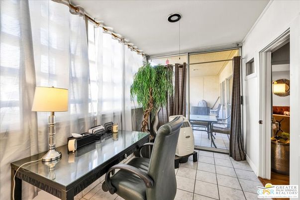 Home Office, Interior