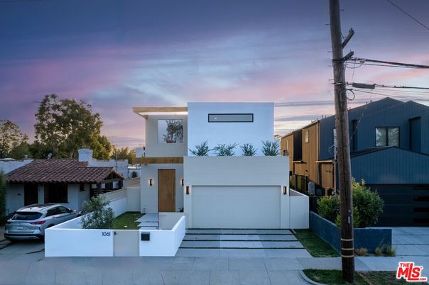Attached, Exterior, Facade, Modern