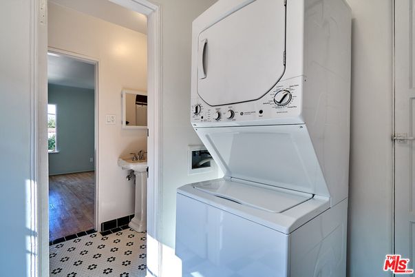 Interior, Utility Closets, Washer, Wood Texture Flooring