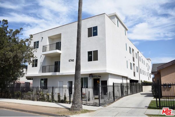 Exterior, Facade, Modern