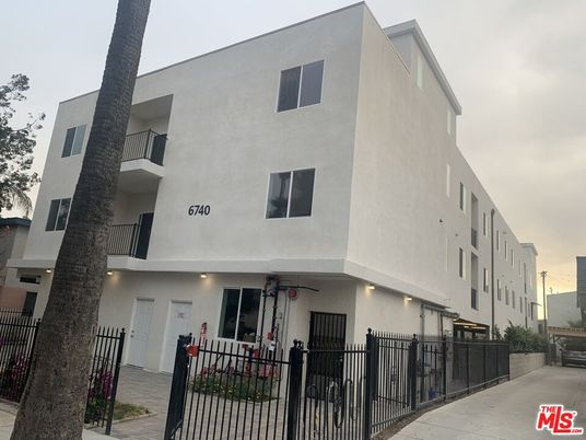 Exterior, Facade, Modern