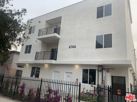 Exterior, Facade, Modern