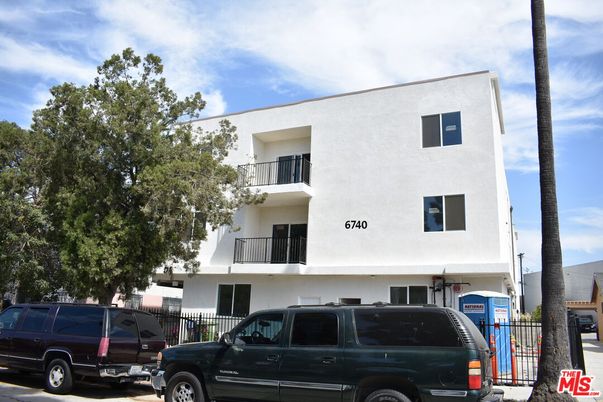 Exterior, Facade, Modern