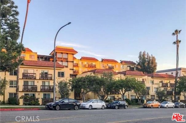 Exterior, Facade, Condo Building