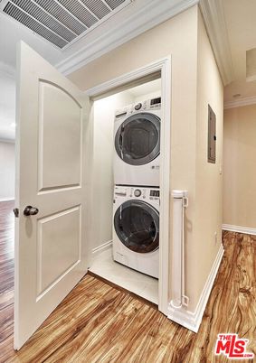 Interior, Utility Closets, Washer, Wood Texture Flooring