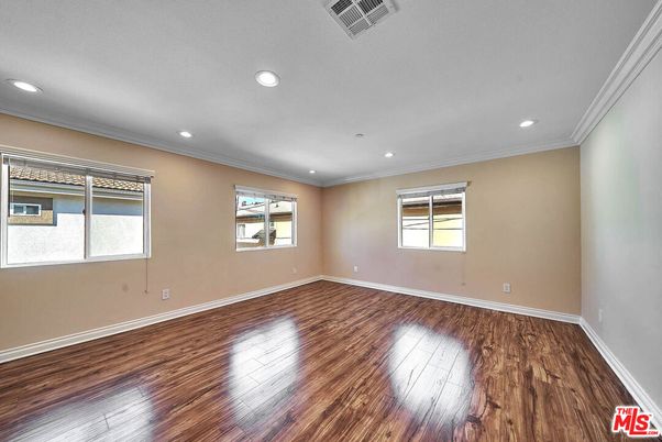 Empty room, Interior, Recessed Lighting, Wood Texture Flooring