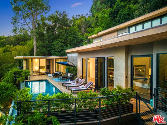 Exterior, Facade, Pool, Modern