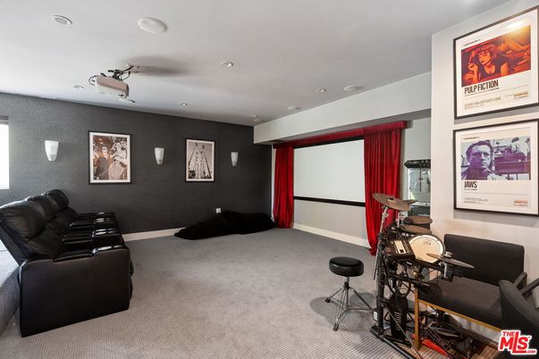 Interior, Projection Screen, Recessed Lighting, Theatre Room