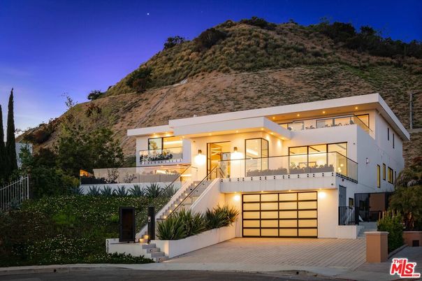 Attached, Exterior, Facade, Modern