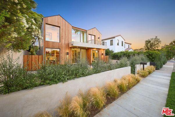 Backyard, Exterior, Facade, Modern