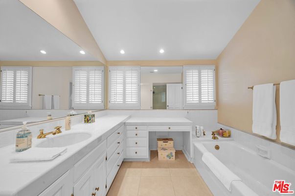 Bathroom, Dual Sink Vanities, Interior, Recessed Lighting