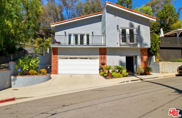 Attached, Exterior, Facade, Brick Facade, Modern