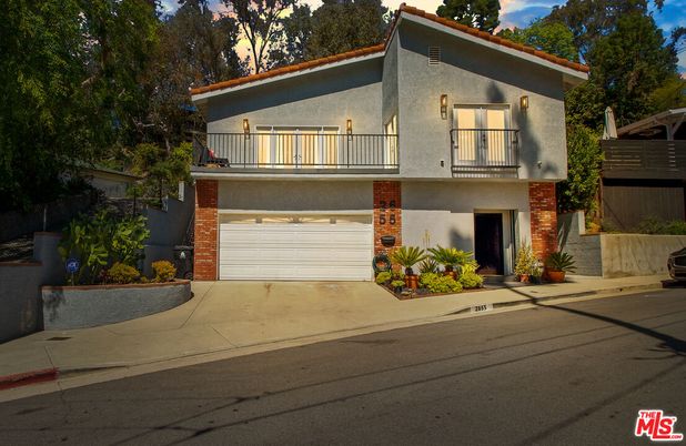 Attached, Exterior, Facade, Brick Facade, Modern