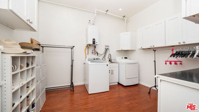 Interior, Recessed Lighting, Washer, Wood Texture Flooring
