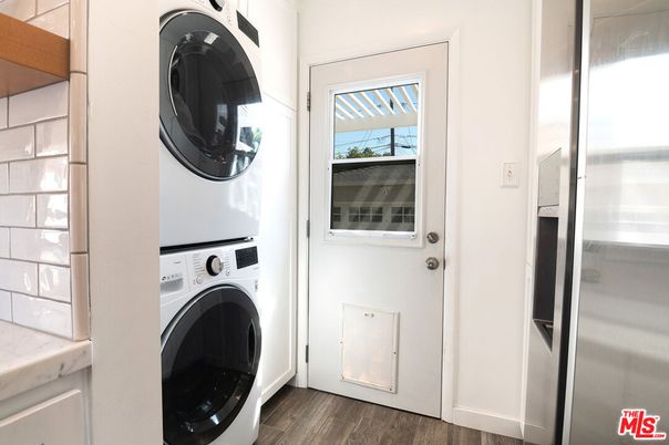 Interior, Utility Closets, Washer, Wood Texture Flooring