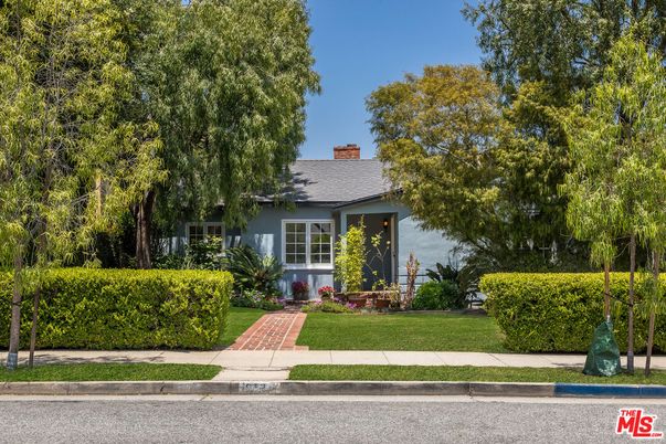 Backyard, Exterior, Facade, Ranch