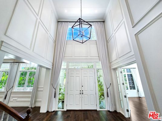 Interior, Pendant Lights, Wood Texture Flooring