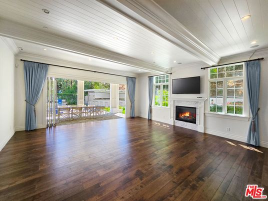 Dining room, Fireplace, Interior, Recessed Lighting, Wood Texture Flooring
