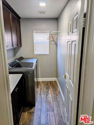 Interior, Recessed Lighting, Washer, Wood Texture Flooring