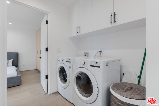 Interior, Recessed Lighting, Washer, Wood Texture Flooring