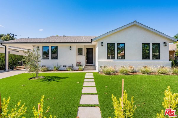 Backyard, Exterior, Facade, Ranch