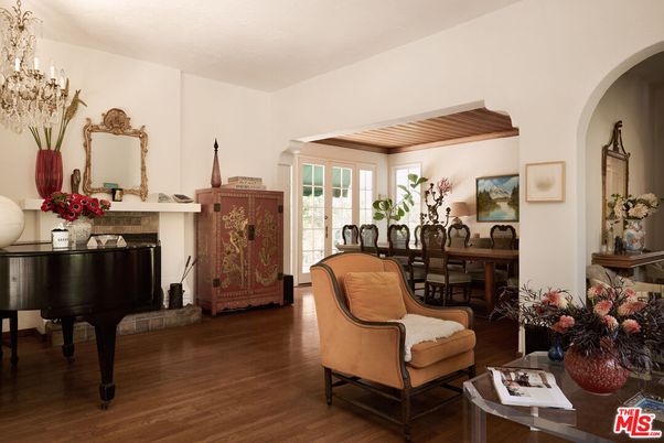 Chandelier, Dining room, Interior, Piano, Wood Texture Flooring
