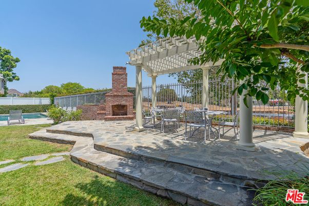 Exterior, Fireplace, Pool