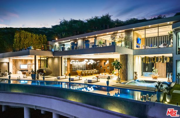 Exterior, Facade, Pool, Modern